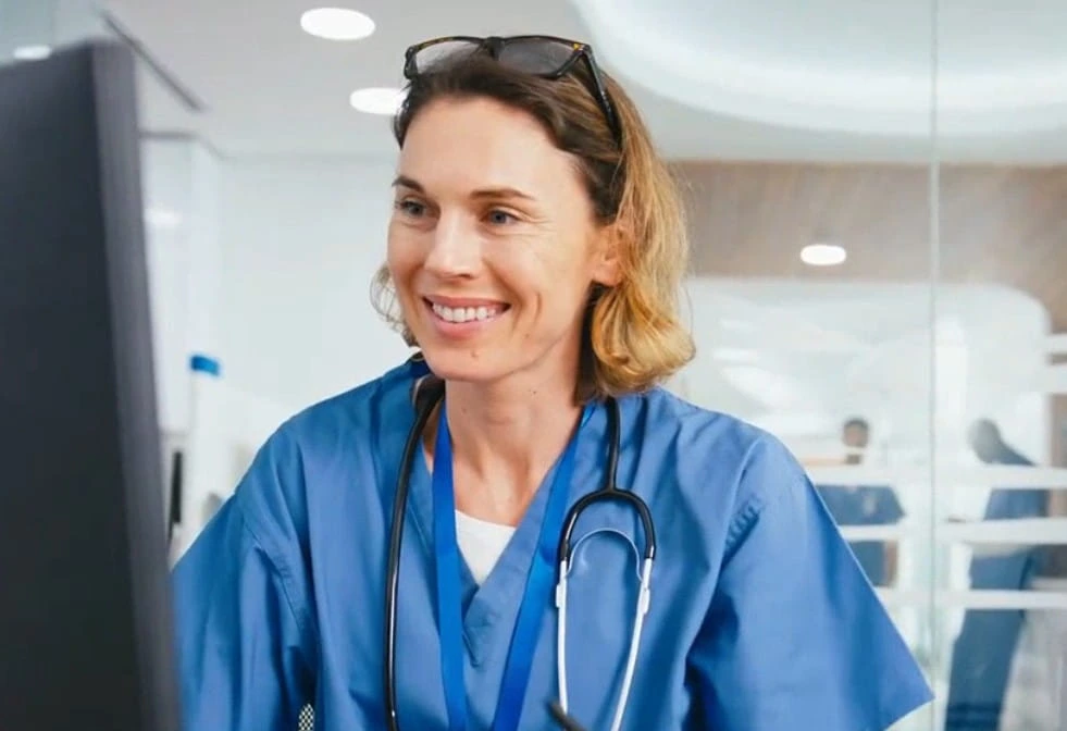 Une agente dans notre bureau de Docteur et une équipe de permanence téléphonique